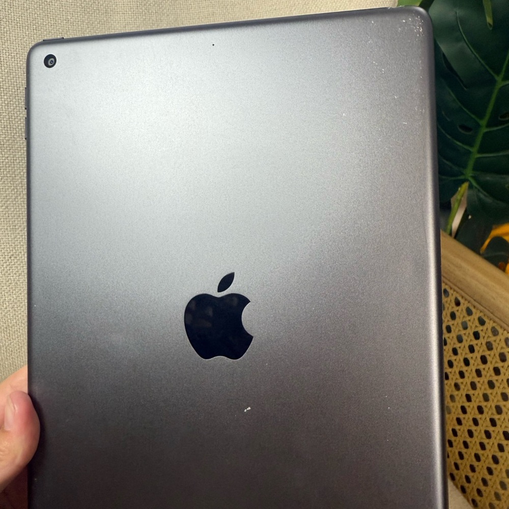 Apple iPad 7th Generation - Picture 7 of 9